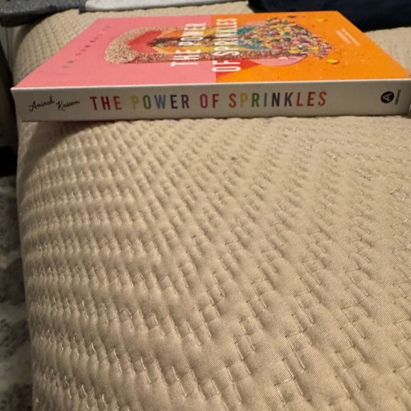 NWHT COFFEE TABLE BOOK INFAMOUS FLOURSHOP
THE POWER OF SPRINKLES - Picture 5 of 5